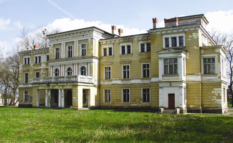 Pałac we Wróblewie. Widoczna żółta fasada budynku. 