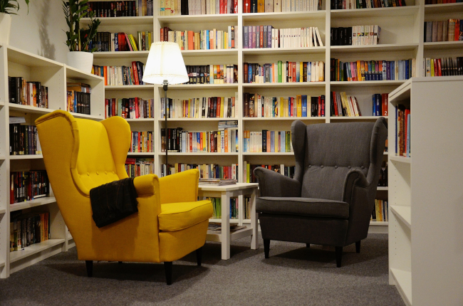 Biblioteka Publiczna we Wronkach Wnętrze Biblioteki Publicznej we Wronkach. Widoczne regały z książkami oraz dwa fotele - żółty i czarny